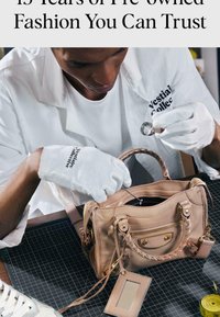Personne portant des gants blancs inspecte un sac à main en cuir beige à l'aide d'une loupe sur un tapis de découpe.