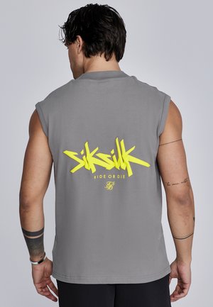 Maglietta grigia senza maniche con un grande logo giallo "SikSilk" e la scritta "RIDE OR DIE" sul retro. Materiale in cotone morbido.
