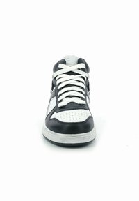 Sneaker alta in bianco e nero con pelle perforata, lacci bianchi e suola in gomma. Presenta un design angolare e una texture liscia.