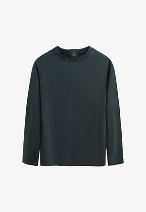 Donkergroene longsleeve-shirt met een ronde hals, raglanmouwen en een gladde textuur. Beschikt over een logotag bij de kraag.