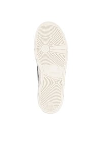 La semelle d'une sneaker présente une surface en caoutchouc blanc texturé avec des motifs circulaires et linéaires ; des accents noirs visibles le long des bords.