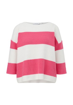 Gebreide pullover met brede horizontale strepen in roze en wit, met een bootnek en 3/4-lange mouwen.