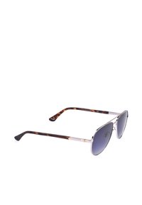 Lunettes de soleil de style aviateur avec montures argentées, verres dégradés foncés et branches marron à motif écailles sur fond blanc.
