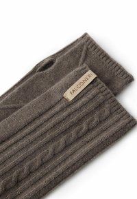 Brązowy szalik z wełny o splocie warkocza z fakturowanymi detalami. Posiada tkany etykietkę z napisem "FALCONERI". Miękki, ciepły materiał z prążkowanymi krawędziami.