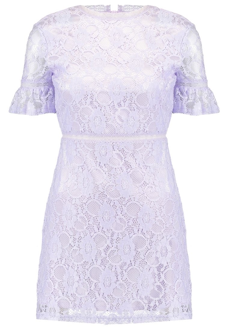 Fialové krajkové šaty s krátkými volánovými rukávy, květinovým vzorem, vypasovaným pasem a rovnou siluetou. Texturovaná látka dodává hloubku.