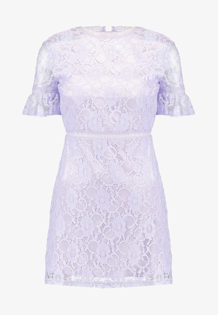 Fialové krajkové šaty s krátkými volánovými rukávy, květinovým vzorem, vypasovaným pasem a rovnou siluetou. Texturovaná látka dodává hloubku.