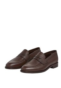 Par de mocasines de cuero marrón oscuro con acabado texturizado y tacón bajo apilado, inclinados hacia la derecha sobre un fondo blanco.