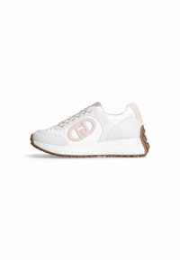 Zapatillas blancas con acentos en rosa, hechas de materiales de cuero y sintéticos. Presentan una punta redondeada, diseño de cordones y suela texturizada marrón.
