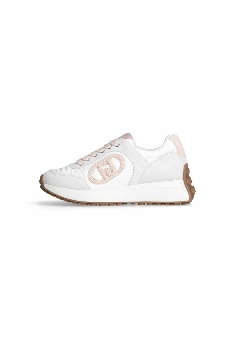 Zapatillas blancas con acentos en rosa, hechas de materiales de cuero y sintéticos. Presentan una punta redondeada, diseño de cordones y suela texturizada marrón.