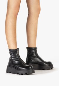 Inuovo Botines bajos - black