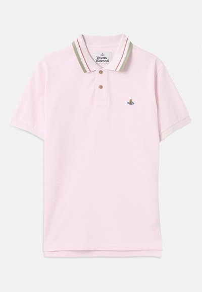 Šviesiai rožinė polo marškinėliai su apykakle, puoštos žaliais ir baltais dryžiais, su dviem mygtukų eilių ir mažuoju siuvinėtų logotipu ant krūtinės.