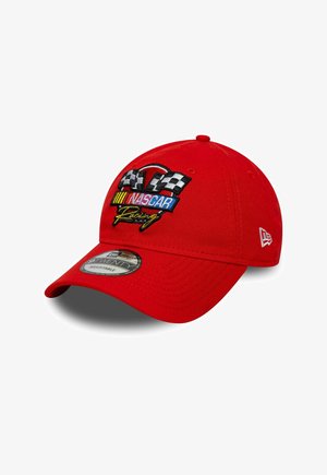Rote Baseballmütze mit gesticktem NASCAR-Logo und karierten Flaggen. Verfügt über einen verstellbaren Riemen und einen gebogenen Schirm aus strukturiertem Stoff.