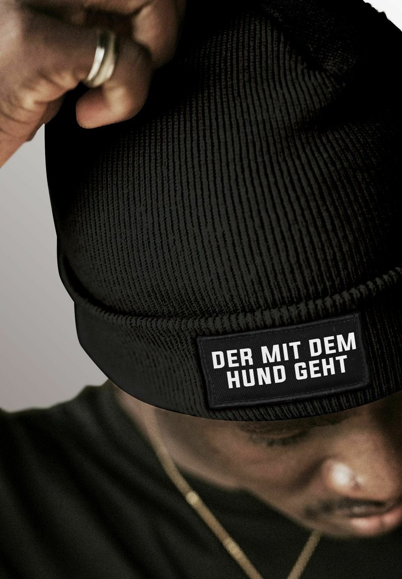 MoonWorks PATCH SPRUCH DER MIT DEM HUND GEHT LUSTIG MOONWORKS - Beanie - schwarz
