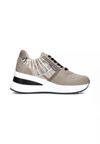 Scarpa sportiva beige con un design testurizzato, caratterizzata da un accento a motivo intrecciato, lacci neri e una suola bianca e nera.