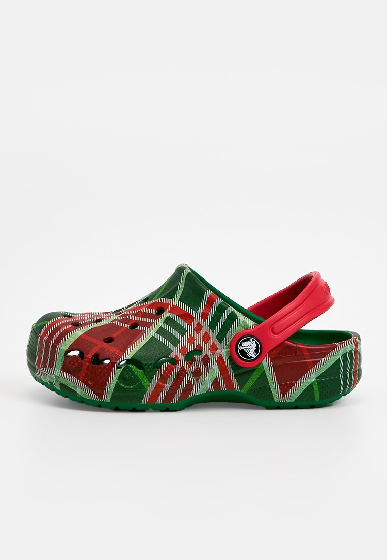 Zuecos de diseño verde y rojo con un logotipo negro, que presentan una forma de zueco, agujeros de ventilación abiertos y una correa roja para un ajuste seguro.