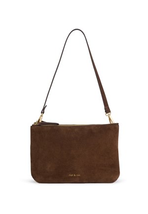 Sac à épaule en daim marron avec fermeture éclair dorée et petit logo doré "nat & nin" sur le devant, avec une fine bandoulière amovible.