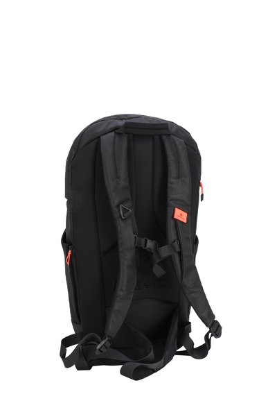 Schwarzer Rucksack mit gepolsterten Trägern, einer strukturierten Oberfläche und einem orangefarbenen Akzent. Verfügt über ein Logo auf der Vorderseite und einen Reißverschlussfach an den Seiten.