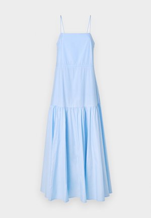 Lichtblauwe, mouwloze jurk van zachte stof. Heeft een aansluitende lijfje, een geplisseerde taille en een uitlopende, gelaagde rok.