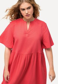 Ulla Popken TEXTURED SHORT SLEEVE SPLIT NECK  - Denní šaty - dark coral