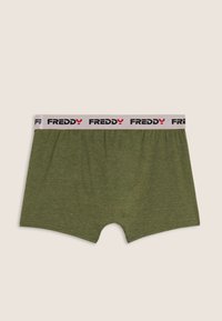 Boxer verdi in cotone con fascia in vita bianca con il marchio "FREDDY" in nero e rosso. Tessuto morbido, taglio a lunghezza media.