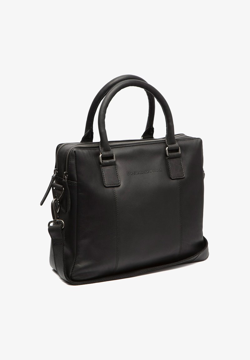 Sac à ordinateur en cuir noir avec des poignées arrondies, fermeture éclair et accents en métal. Présente un design structuré et une texture lisse.
