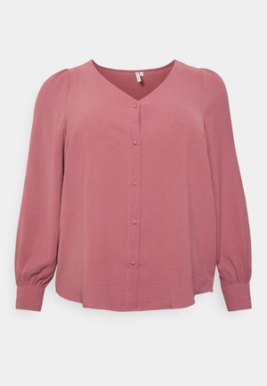 Blouse met lange mouwen in een stofkleur die lijkt op stoffig rozenrood, V-hals, met stof bedekte knopen aan de voorkant, geplooide manchetten en een lichte pofdetail bij de schouders.