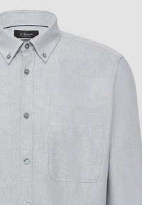 Lichtgrijs button-down overhemd gemaakt van gestructureerde stof, met een borstzak, puntige kraag en grijze knopen aan de voorkant.