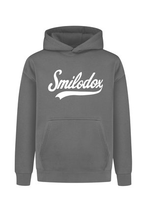 Grijze hoodie met een voorzak, voorzien van een witte scriptlogo "Smilodox" over de borst. Gemaakt van zachte stof met geribbelde boorden.