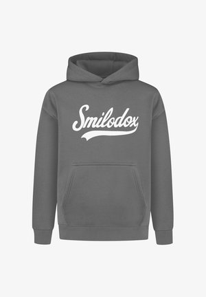 Grauer Hoodie mit einer Fronttasche, versehen mit einem weißen Schriftzug "Smilodox" quer über der Brust. Hergestellt aus weichem Stoff mit gerippten Bündchen.