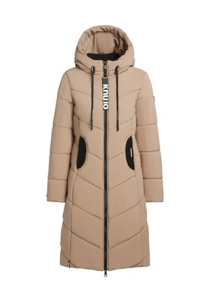 Beige gewatteerde jas met een capuchon, voorzien van een ritssluiting aan de voorkant, zwarte accenten op de zakken en een doorgestikt chevrondesign door het geheel.