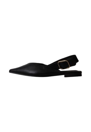 Chaussure plate pour femme en cuir noir avec bout pointu et bride arrière réglable avec boucle dorée.