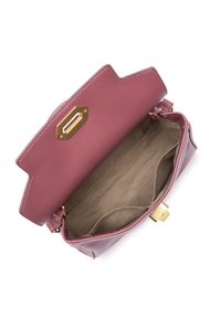 Roze leren handtas met een gegolfde bovenkant, gouden hardware en een niet-gevoerde binnenkant. De vorm is gestructureerd met een platte onderkant en een sluiting met een klapslot.