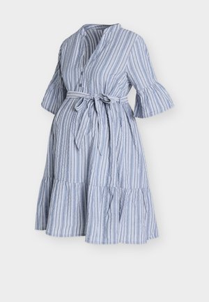 Robe de maternité rayée verticale bleu et blanc avec col en V, devant boutonné, ceinture à la taille, manches à volants aux coudes et jupe à volants à étages.