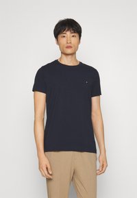 Tommy Hilfiger - CORE STRETCH SLIM NECK TEE - Basic T-shirt - desert sky Thumbnail Image 1