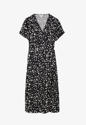 Robe noir portefeuille à manches courtes avec un motif de points blancs et beiges éparpillés. Fabriquée en tissu lisse avec un lien à la taille.