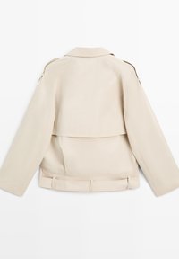 Trench coat beige corto con maniche lunghe, ampio colletto a rever, spalline sulle spalle e vita con cintura visto da dietro.