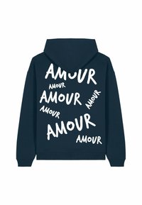 Sötétkék kapucnis pulóver, melynek nagy grafikája az "AMOUR" szó különböző méretekben látható. Puha anyagból készült, tágas kapucnival és bordázott mandzsettákkal.