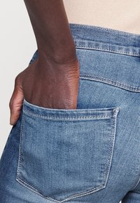 ONLY Tall Vaqueros pitillo - light-blue denim