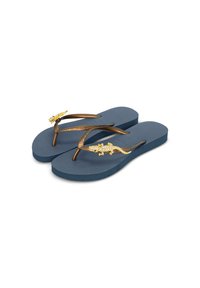 Tongs en caoutchouc bleu avec des bandoulières en bronze. Chaque bandoulière présente un accent décoratif de lézard doré avec des détails en strass. Semelle texturée.