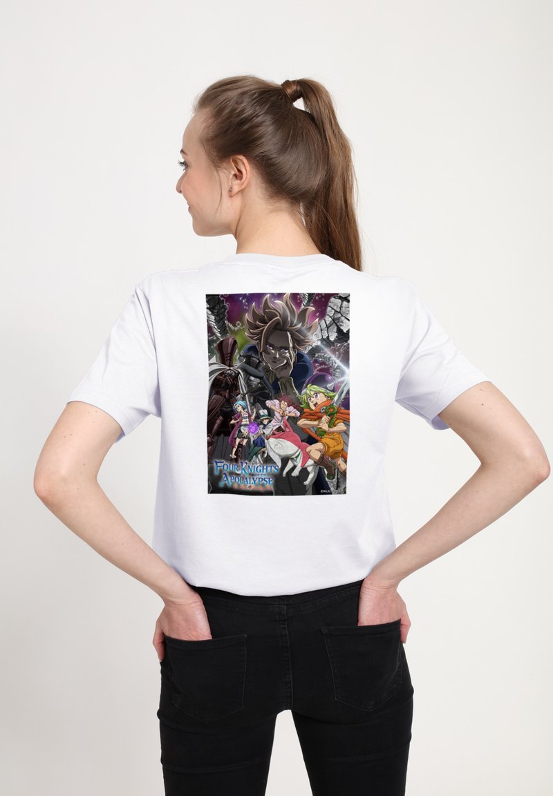 Bílý bavlněný tričko s barevným potiskem na zádech zobrazujícím postavy z "Čtyř rytířů apokalypsy".