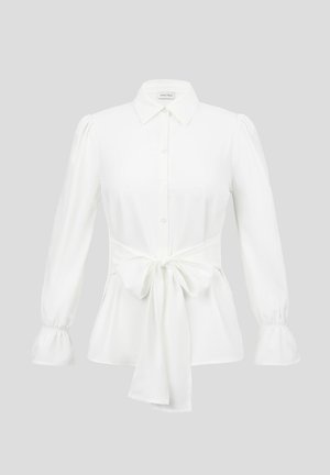 Bluză albă cu mâneci lungi, cu nasturi în față, guler ascuţit, mâneci bufante, mâneci cu elastic și o eșarfă lată legată în talie.