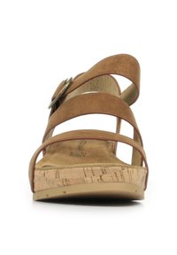 Sandale compensée en suede marron avec deux brides croisées et une boucle décorative. Semelle en liège avec finition texturée.