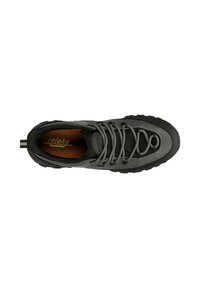 Černá sportovní bota s texturovaným svrškem, šedými tkaničkami, zesílenou špičkou a vzorovanou podrážkou pro přilnavost. Vnitřní stélka je hnědá.