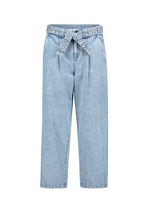 Lyseblå jeans med høj talje, vide ben og et matchende stofbælte med broderede hvide blomster, bundet foran.