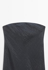 Černé přiléhavé šaty s hladkou texturou a mírným leskem, s křivkou na výstřihu a konturovaným tvarem.