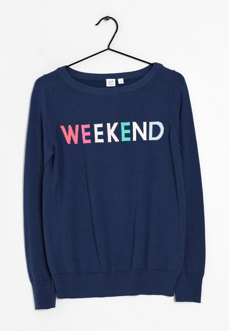 Pull bleu marine à manches longues sur un cintre noir avec le texte coloré « WEEKEND » en lettres rouges, blanches, roses et vertes sur la poitrine.