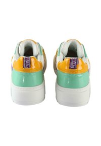 Krāsaini sporta apavi ar mirdzošu piparmētru zaļu, dzeltenu un baltu dizainu. Iekļauj mīkstus apkaklītes, izturīgu baltu zoli un purpura uzlīmi uz papēža.