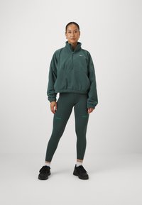 Nike Performance ONE  - Suéter de forro polar - vintage green/white