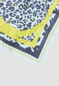 Sjaal met luipaardprint in lichtblauw, voorzien van een opvallende gele en donkergrijze rand. Zachte textuur met franjes aan de randen, visueel opvallend ontwerp.