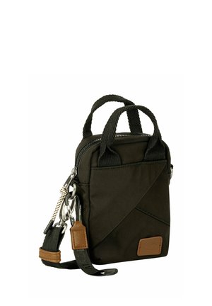 Mała czarna torba na ramię z dwoma górnymi uchwytami, przednią kieszenią, zamkiem błyskawicznym i odpinanym paskiem na ramię z brązowymi skórzanymi akcentami.